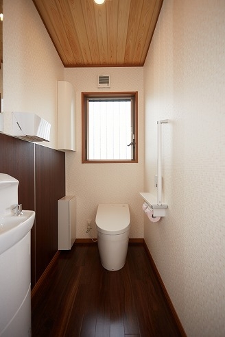 手すりや手を洗うスペースのある広いトイレです。小窓もあります。
