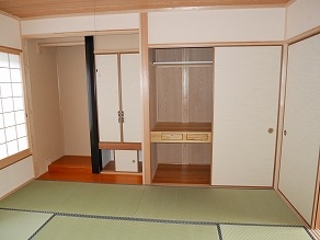 和室の写真。扉や壁は白色です。押し入れの上の段はハンガーがかけられるようになっています。
